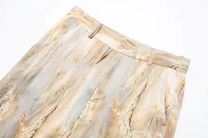 Vue détaillée du pantalon droit en satin imprimé tie-dye avec une taille mi-haute