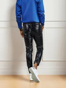 Vista posteriore di pantaloni slim in pelle PU nera da uomo con tasche applicate