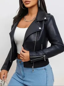Stylische schwarze Bikerjacke aus Kunstleder für Damen mit Reißverschlussdetails.