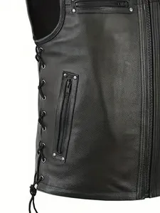 Vue détaillée d'un gilet de moto en cuir noir avec laçage latéral et poche zippée rivetée.