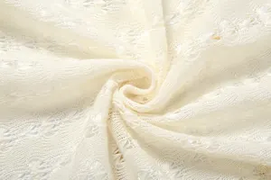 Gedetailleerde close-up van witte opengewerkte gebreide stoftextuur voor sexy mode-top