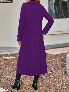 Elegante vista posteriore di un lungo cappotto di lana viola con stivali neri chic