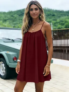 Robe d'été bordeaux à bretelles plissée et dos nu, idéale pour les vacances à la plage.