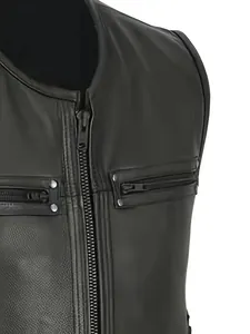 Détail rapproché d'un gilet de motard en cuir noir avec zips et rivets métalliques.