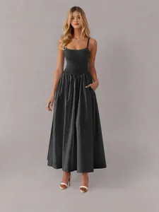 Elegantes dunkelgraues Maxikleid mit verstellbaren Trägern, Smok-Oberteil und Taschen.