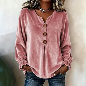 Roze fluwelen damesblouse met lange mouwen, V-hals en decoratieve houten knopen
