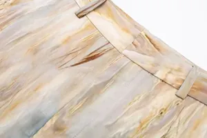 Gros plan détaillé de la taille de ce pantalon en satin de soie tie-dye et sa texture