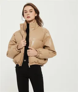 Modische beige Steppjacke aus Kunstleder mit Stehkragen für Damen im Winter-Streetstyle.