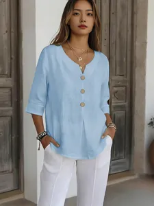 Elegante camicetta estiva azzurra con scollo a V, bottoni e maniche a tre quarti