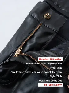 Primo piano di pantaloni in pelle PU nera che mostrano la cerniera e la trama del tessuto.