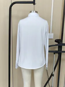 Vista posterior detallada de una camisa blanca clásica de manga larga en un maniquí