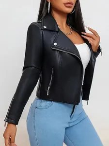 Nahaufnahme der schwarzen Bikerjacke aus Kunstleder mit silbernen Reißverschlüssen