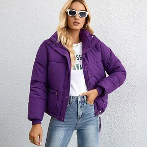 Chaqueta acolchada corta morada para mujer con cuello alto y cremallera para invierno