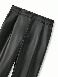 Detailweergave van de zwarte kunstlederen broek met tailleband en knoopsluiting.