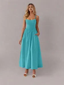 Elegantes türkisfarbenes Maxikleid mit Falten, verstellbaren Trägern und Seitentaschen