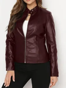 Vue détaillée du blouson de moto en cuir PU bordeaux à col montant pour femme ajusté