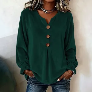 Elegante donkergroene fluwelen blouse met stijlvolle V-hals en decoratieve houten knopen