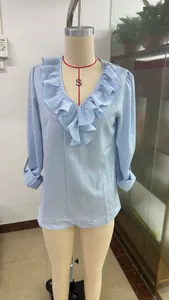 Detail van de lichtblauwe damesblouse met elegante V-hals met ruches en lange mouwen