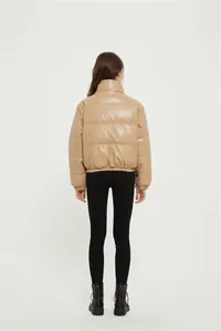 Rückansicht einer beigen PU-Leder-Steppjacke mit Stehkragen für Damen im Winter