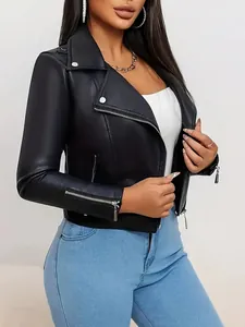 Detailansicht einer stylischen schwarzen Kunstlederjacke mit Reißverschlussärmeln