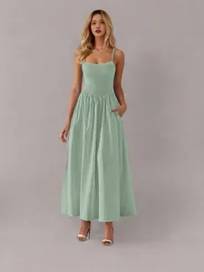 Minzgrünes Maxikleid mit gesmoktem Oberteil, verstellbaren Trägern und Taschen