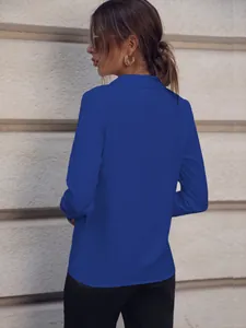 Vista posterior detallada de una blusa profesional azul real de manga larga para oficina