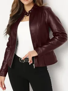 Détail de la veste courte en similicuir bordeaux pour femme avec col montant et zip