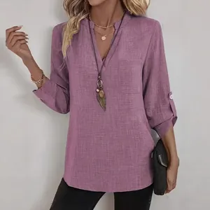 Camicia casual da donna con scollo a V in cotone e lino in tonalità malva.