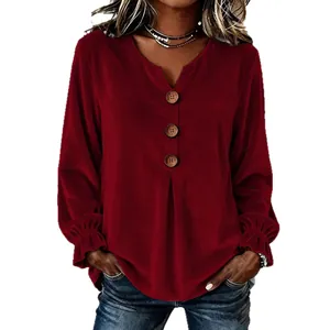 Elegante rode fluwelen blouse voor dames met V-hals en decoratieve houten knopen