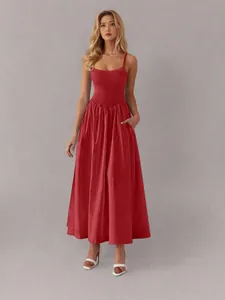 Elegantes rotes Midikleid mit verstellbaren Trägern, gesmoktem Oberteil und Seitentaschen