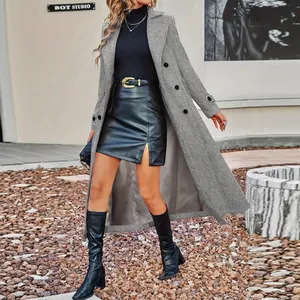 Elegante cappotto lungo in lana grigio doppiopetto per il guardaroba invernale