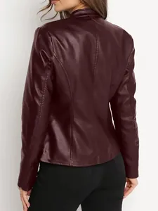 Vue arrière détaillée du blouson court en similicuir bordeaux à col montant pour femme