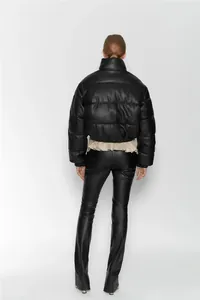 Rückansicht einer schwarzen Pufferjacke aus Kunstleder mit Stehkragen und Steppmuster.