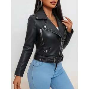 Detailansicht der stylischen schwarzen Bikerjacke aus Kunstleder mit Gürtel und Zippern.