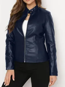Gros plan sur une veste en similicuir bleu marine pour femme avec col montant.