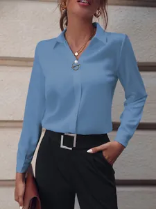 Vista detallada de una elegante blusa azul claro de manga larga para mujer de oficina