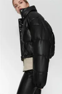 Seitenansicht einer schicken schwarzen Kunstleder-Pufferjacke für Damen mit Stehkragen