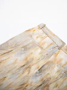 Pantalon élégant en satin de soie tie-dye avec un imprimé marbré et coupe droite.