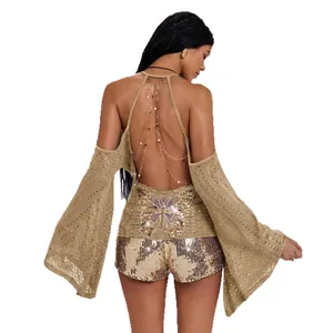 Sexy top met open rug en vleermuismouwen met gouden kettingen en vlinder versiering