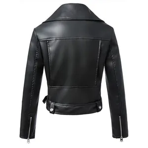 Rückansicht einer eleganten schwarzen Kunstleder-Bikerjacke mit silbernen Hardware-Details