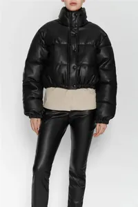 Vollständige Ansicht der schwarzen PU-Leder-Steppjacke für Damen mit Stehkragen.