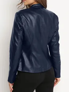 Vue arrière d'une veste courte en similicuir bleu marine pour femme, col montant