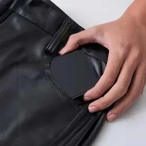 Primo piano del dettaglio della tasca dei pantaloni da motociclista in pelle PU nera