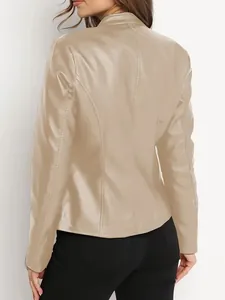 Vue détaillée du dos d'une veste de motard beige en simili cuir pour femme élégante