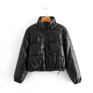 Detail einer schicken schwarzen PU-Leder Pufferjacke mit Stehkragen und Druckknöpfen