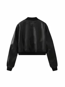 Giacca bomber corta in ecopelle nera da donna, vista posteriore molto alla moda