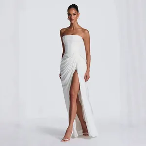 Elegante vestido largo blanco palabra de honor con pliegues y gran abertura lateral
