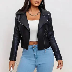 Schicke schwarze Kunstleder-Bikerjacke für Damen mit stylischen Metall-Reißverschluss-Details