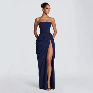 Elegante vestido maxi palabra de honor azul marino con abertura alta y pliegues.