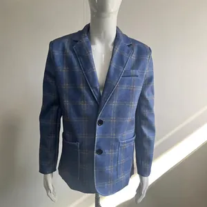 Vue rapprochée d'un blazer à simple boutonnage à carreaux bleus sur un mannequin masculin